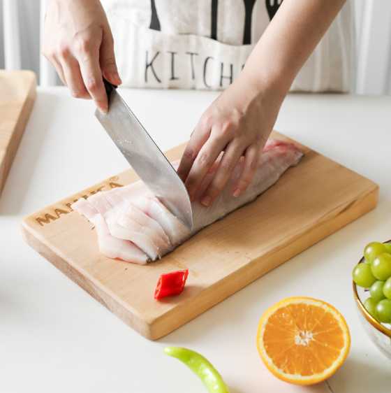 Why is a wooden cutting board the best for Shun knives?